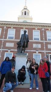 Students pose with the statue of George Washington outside of  Independence Hall (Dr. Sheri Whalen).