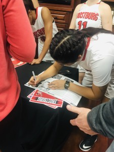 Senior Guard Jasmin Tirado Signs Autograph TBL / Gwen Schemm