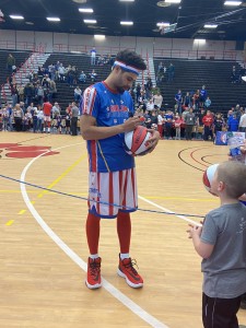 Sweet Lou II signs an autograph. // TBL Gwen Shemm